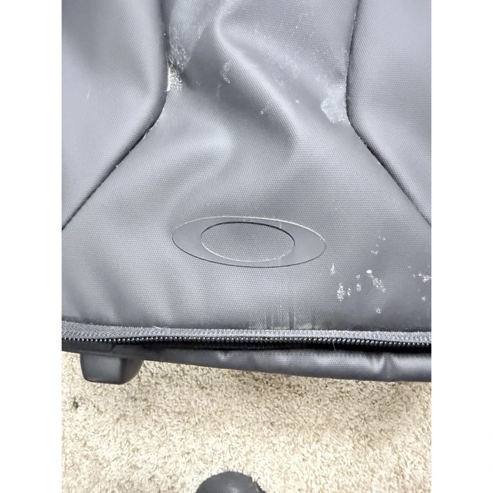 Oakley Endless Adventure Carry-On Luggage FOS901349  Tree Logo The Classic EUC‎